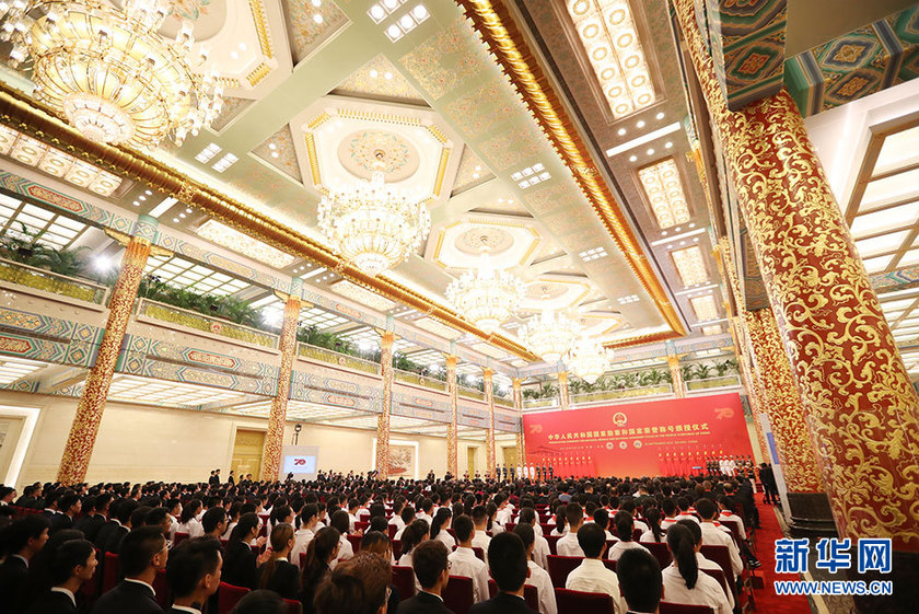 海外网评：致敬英雄模范，汲取榜样力量